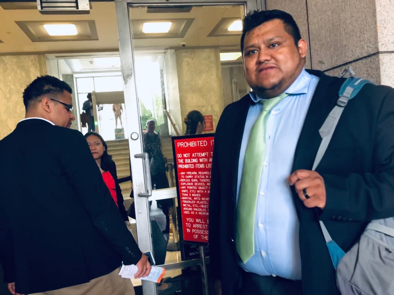 <b>Javier Vázquez es originario de Tlaxcala (México) y vive en Fresno (California) desde hace 17 años. </b>Hace dos años fue uno de los últimos dreamers en beneficiarse de un 
<i>advance parole</i> y lo usó para viajar a Guanajuato donde trabajó en un proyecto de cooperación por el que arreglaron una escuela. Vázquez decidió ir a Washington DC para promover la extensión de la provisión que permite a los beneficiarios de DACA viajar porque cree que su colectivo necesita respuestas inmediatas que no les va a dar la ley recientemente aprobada por la Cámara de Representantes para buscar una solución permanente para los dreamers. "La HR6, aunque pase, después va a tomar tiempo para implementarse. No podemos revivir a nuestros padres, abuelos… Es una cuestión humana….", asegura.
