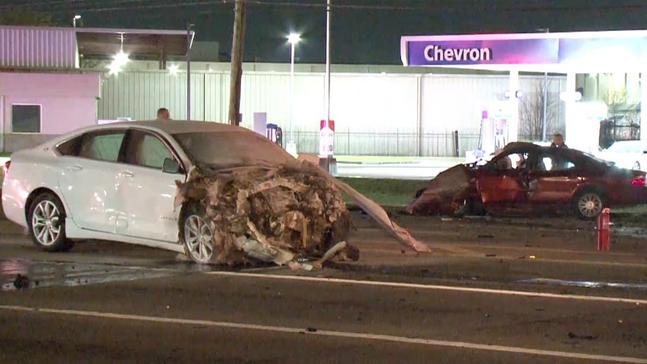 Las primeras versiones tras el accidente indican que un hombre iba tras el volante del automóvil Chevrolet blanco que transitaba en dirección sur por la carretera 249, usando los carriles que van al norte. No solo estaba en contravía, sino que se pasó un semáforo en rojo.