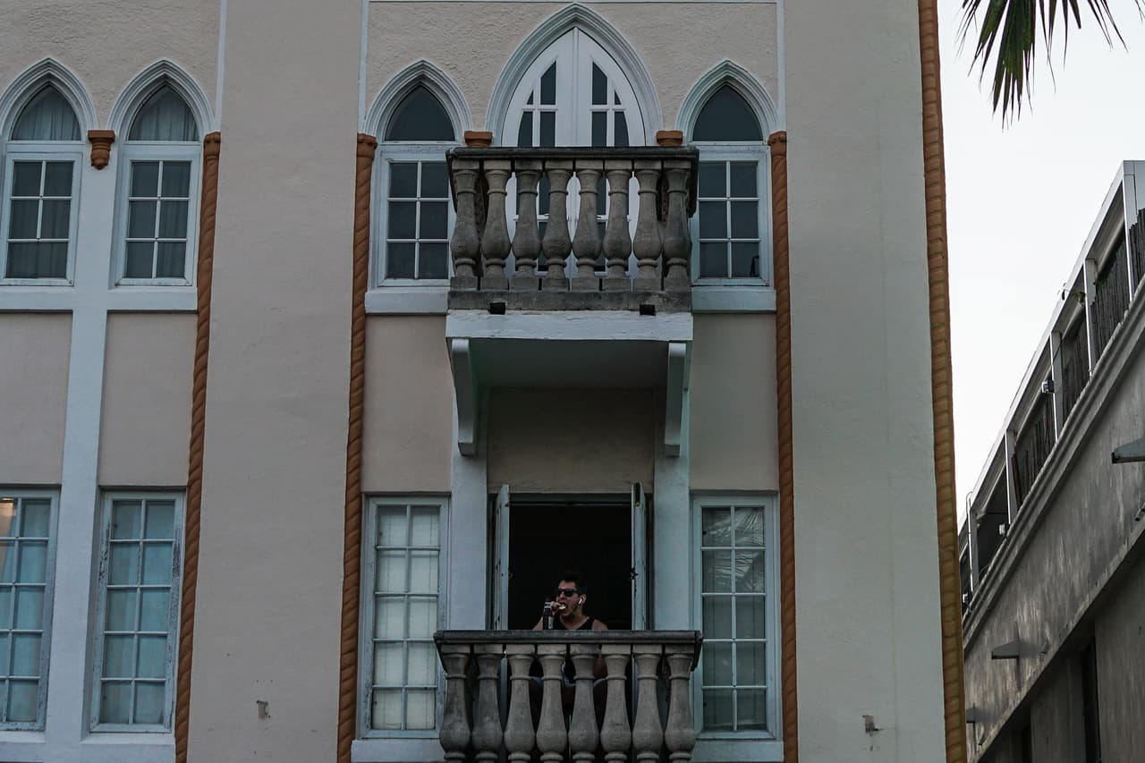 Otros se conforman con ver las calles vacías, desde el balcón.