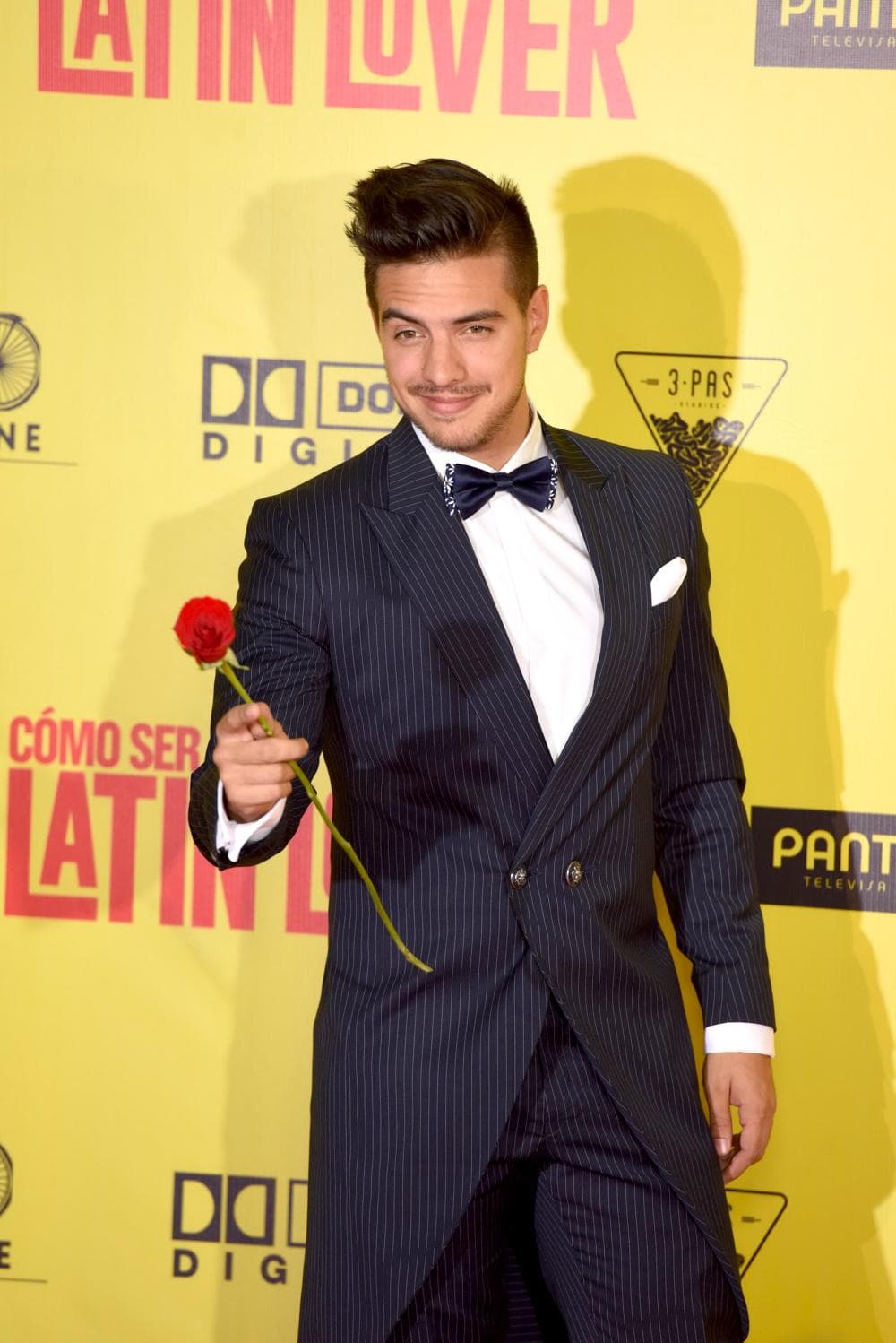 "Creo que 
<b><a href="https://www.univision.com/radio/radio-nacional/cantar-o-actuar-vadhir-derbez-en-la-cuerda-floja-video" target="_blank">dependería del proyecto</a>. </b>Ahorita, honestamente, es una carta que no me gustaría quemar por quemar", explicó el ganador de la primera edición de 
<b>Mira Quién Baila, en 2010</b>.