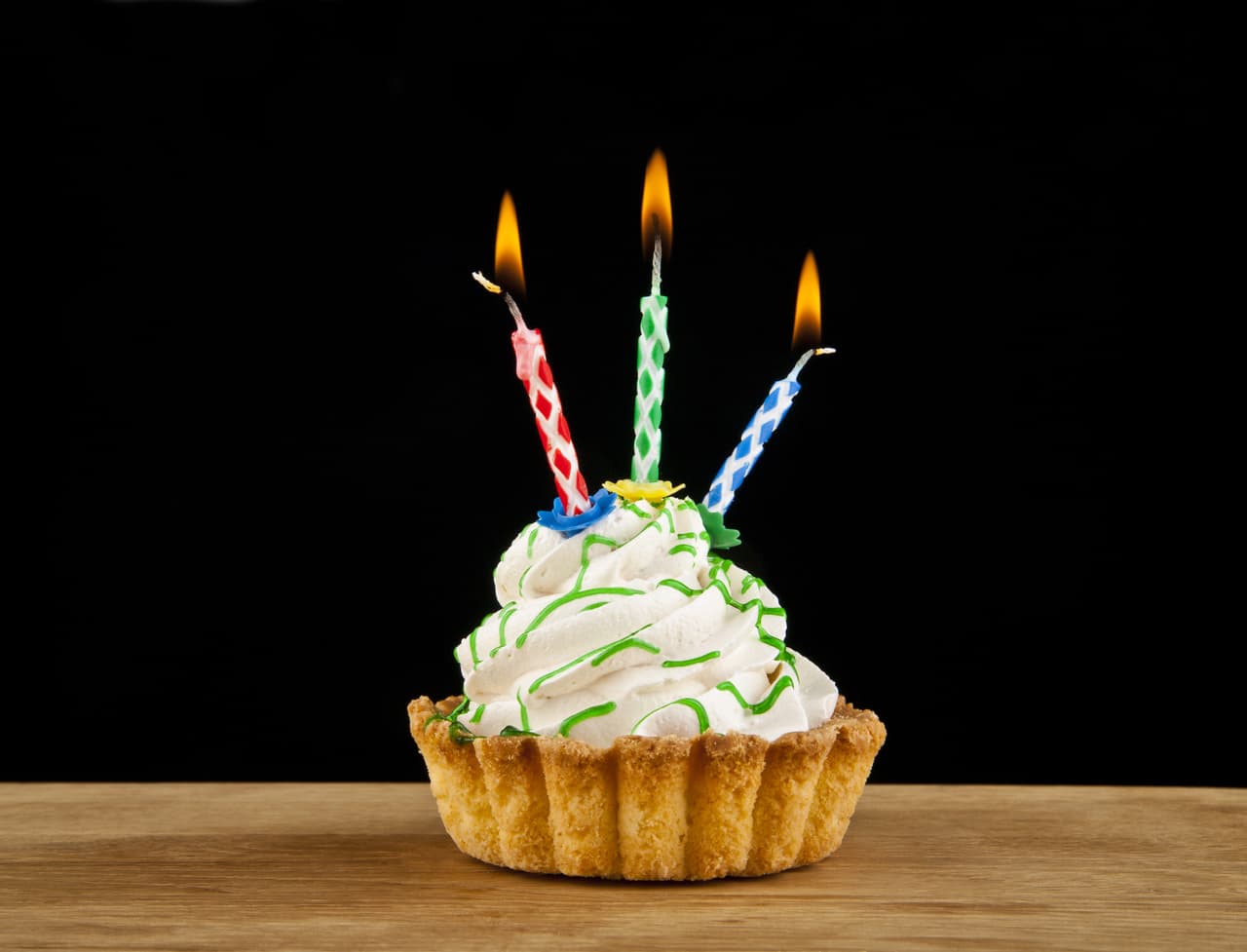 ¡Felicidades, capricorniano! Es tu ciclo de cumpleaños y recibes un regalo cósmico, la Luna en tu signo opuesto. Estarás en la mejor disposición para poner punto final a situaciones complicadas y prepararte para un nuevo año diferente, cargado de energía, entusiasmo y alegría.