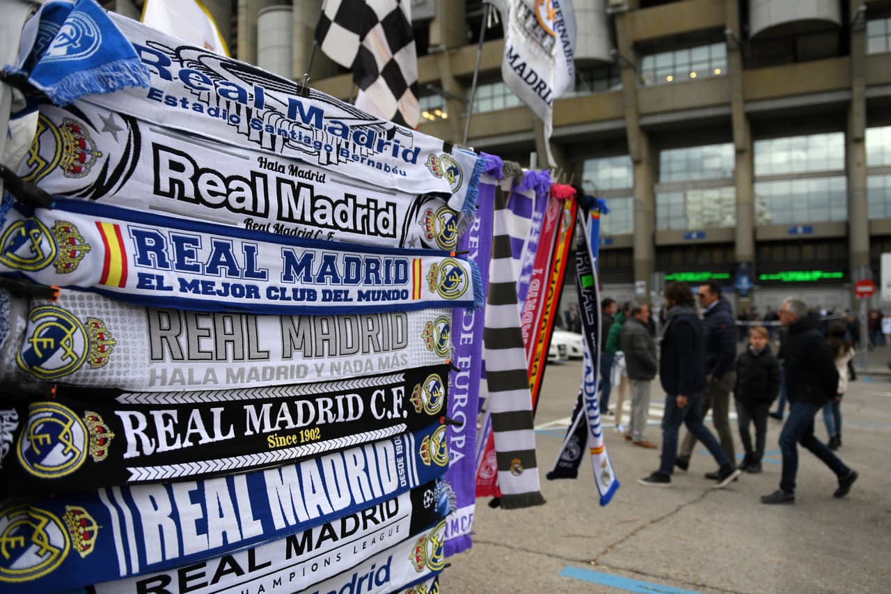 Los fanáticos le dieron un condimento especial al partido de Real Madrid y Juventus en el choque de vuelta de los cuartos de final de la Champions League, con el colorido especial del fútbol.
