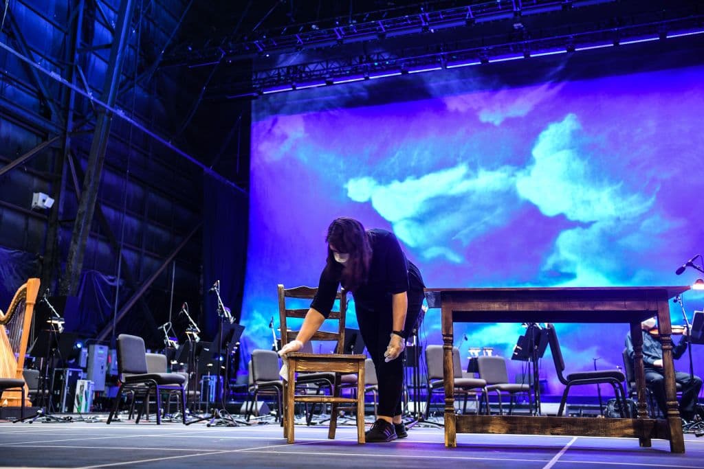 <b>"El teatro pandémico". </b>Uno de los errores universales a la hora de luchar contra el coronavirus ha sido
<a href="https://www.cdc.gov/coronavirus/2019-ncov/prevent-getting-sick/disinfecting-your-home.html" target="_blank">enfocarse demasiado en la desinfección </a>de superficies, en detrimento de otras medidas más decisivas como el uso correcto de mascarillas o la distancia social. Así lo advierten los Centros para el Control y Prevención de Enfermedades (CDC) de EEUU, que han actualizado su guía al respecto.
<br>