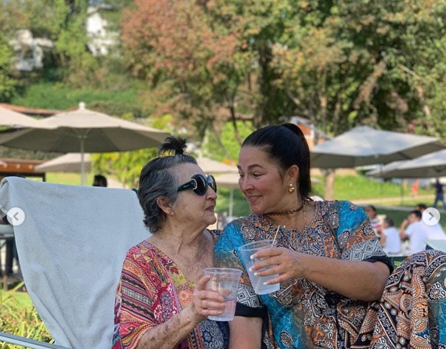 "Cuando me enteré la invité una borrachera. Nos fuimos a poner una 'jarra' con dos botellas de vino. Le dije: 'Má, solo tienes cáncer. Es tu batalla, fumaste muchísimo y sabíamos que esto podía pasar. Aquí está la factura, pues ahora a pagarla.
<b><a href="https://www.youtube.com/watch?v=fBosOtOpjI4" target="_blank">Échale ganas, aquí estoy contigo</a></b>'", contó al show 'Intrusos' por aquellas fechas.
<br>