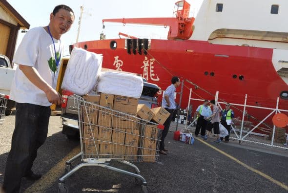 Las autoridades australianas indicaron que la búsqueda con radares del avión malasio desaparecido el pasado 8 de marzo con 239 personas a bordo ha sido infructuosa y replantearon una "estrategia visual" para localizar los posibles restos del aparato en el océano Índico. Dos aeronaves con "observadores entrenados" asomados a las ventanillas rastrean una zona de la extensión de la península Ibérica al suroeste de Australia, mientras otras dos se encuentran en camino para peinar la región donde ayer fueron detectados en unas imágenes de satélite dos objetos que podrían pertenecer a la aeronave. Un avión P3 Orion de las Fuerzas Aéreas australianas regresó este viernes a su base después de sobrevolar sin resultados positivos el lugar, señaló Young. Tony Abbott, declaró que harán "todo lo posible" para encontrar y confirmar si los restos pertenecen al vuelo MH370. "Ahora mismo podrían ser unos contenedores que han caído de un barco, nosotros no sabemos", advirtió Abbott.