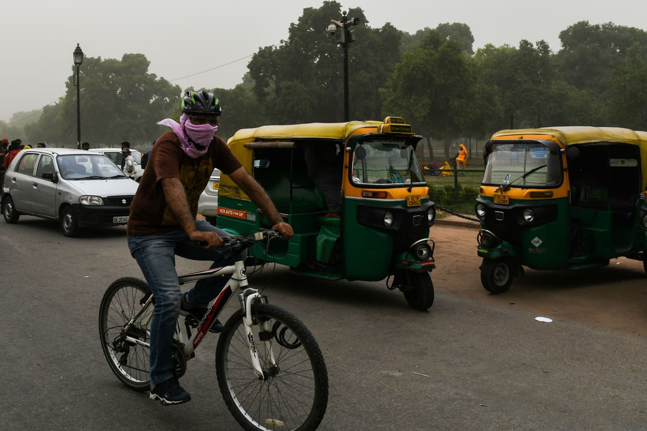 Nueva Delhi. "En toda India, las temperaturas son anormalmente altas, incluso si no son las impulsoras, agravarán la situación al hacer que la atmósfera se vuelva más inestable", dijo Roxy Mathew Koll, científico climático del Instituto Indio de Meteorología Tropical al
<a href="https://www.hindustantimes.com/photos/india-news/photos-68-killed-hundreds-injured-after-dust-storm-sweeps-north-india/photo-OGmR3hJg9921pt6NedObeP.html" target="_blank">diario local</a>.