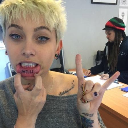 Paris Jackson enseñando su tatuaje (c) Twitter