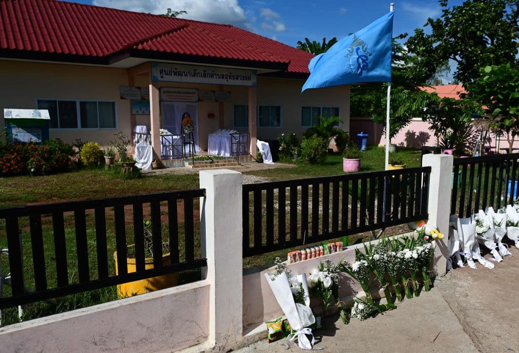 Testigos relataron que al llegar, 
<b>disparó a un hombre y a un niño frente a la escuela,</b> antes de dirigirse al interior. Los maestros trataron de impedirle la entrada en la puerta de cristal, pero se abrió paso disparando y dando patadas.