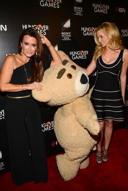 La alfombra de roja de la más reciente parodia 'Hungover Games' mostró personajes demasiados ilustrativos que para más de uso estuvo subidos de tono. La parodia de 85 minutos, se estrena este 18 de febrero y hasta el momento tienen un rating promedio entre los críticos del portal IMDB.com