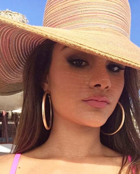 A pesar de ser muy divertida, lleva una actriz y modelo adentro, por eso no todas sus poses son divertidas. Aquí podemos verla como toda una villana millonaria de telenovela.