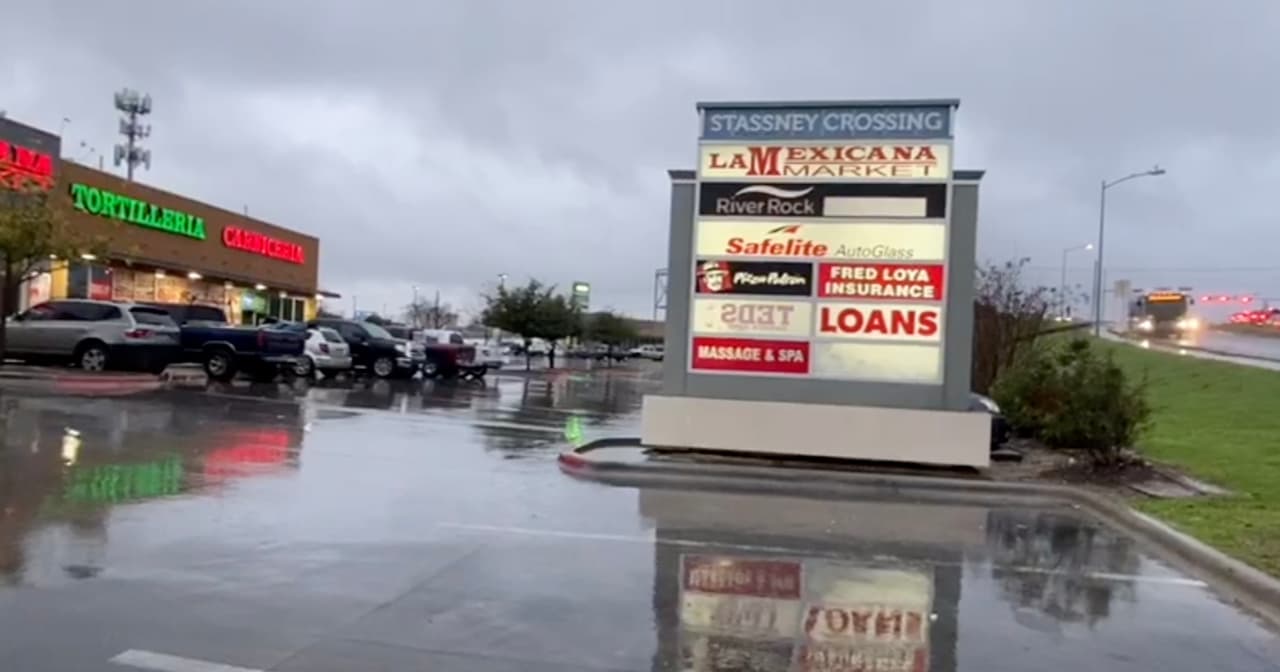 Incendio en campamento de indigentes detrás de restaurante en Austin deja dos heridos