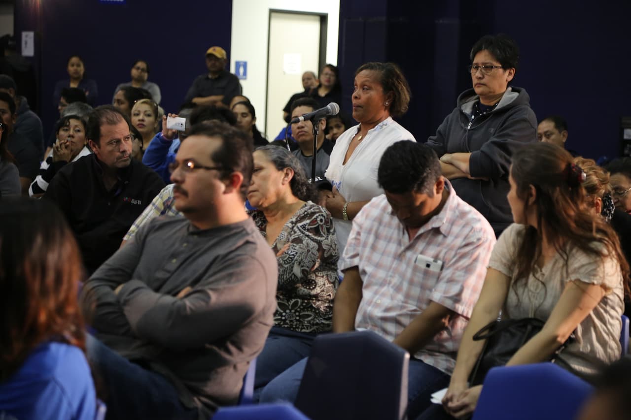 Durante la sesión de preguntas, decenas de personas esperaban en la fila para tener su turno de hacer una pregunta a los abogados de inmigración, a las autoridades y a los representantes de organizaciones proinmigrantes.