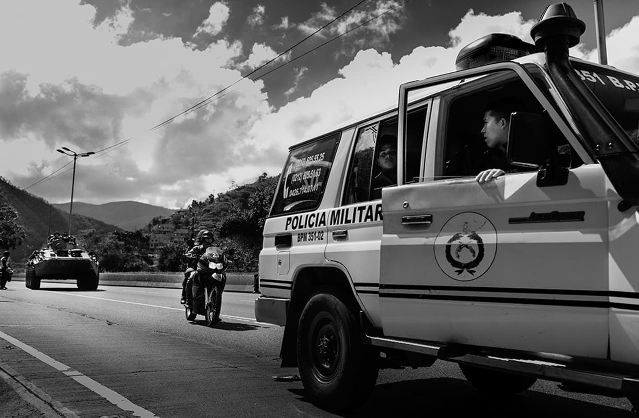 La mañana del 15 de enero del 2018, un tanque de guerra transitó una autopista principal de Caracas escoltado por funcionarios de la policía militar que abrían el paso en una patrulla.