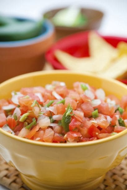 Mientras tanto, mezcla la cebolla colorada, tomate, cilantro y el jugo de lima para hacer una salsa pico de gallo. Condimenta con sal y pimienta.