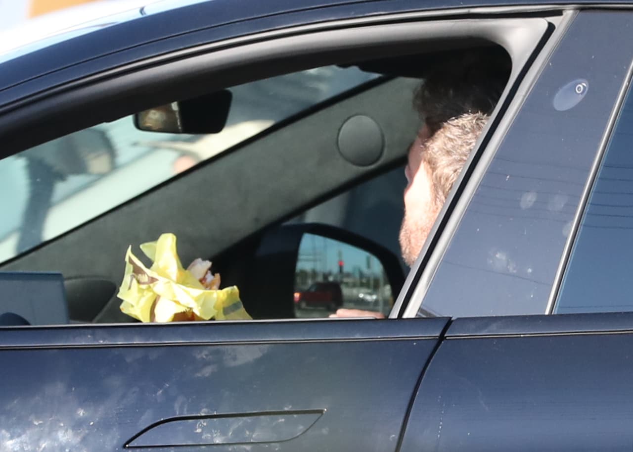 El actor se dio tiempo para comer su hamburguesa en el auto antes de dirigirse a Fox Studios y comenzar su jornada laboral con el estómago lleno.