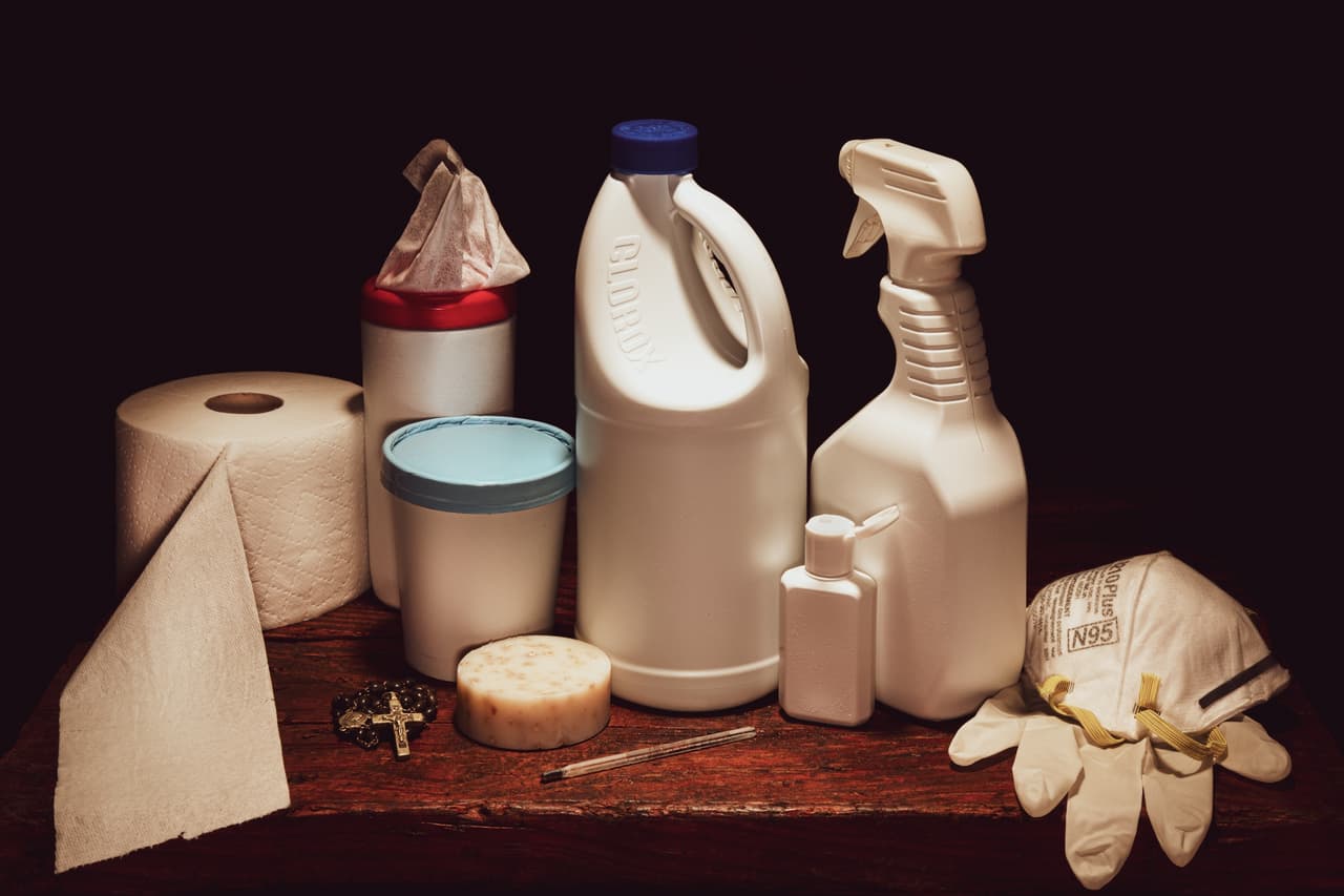 <b>‘Refugio’</b>. ‘Esta es mi visión sobre los elementos esenciales de la vida durante la pandemia de Covid-19, interpretados al estilo de los bodegones del siglo XVII”, cuenta el autor. La imagen obtuvo el segundo lugar en la categoría ‘bellas artes/naturaleza muerta’.
<br>