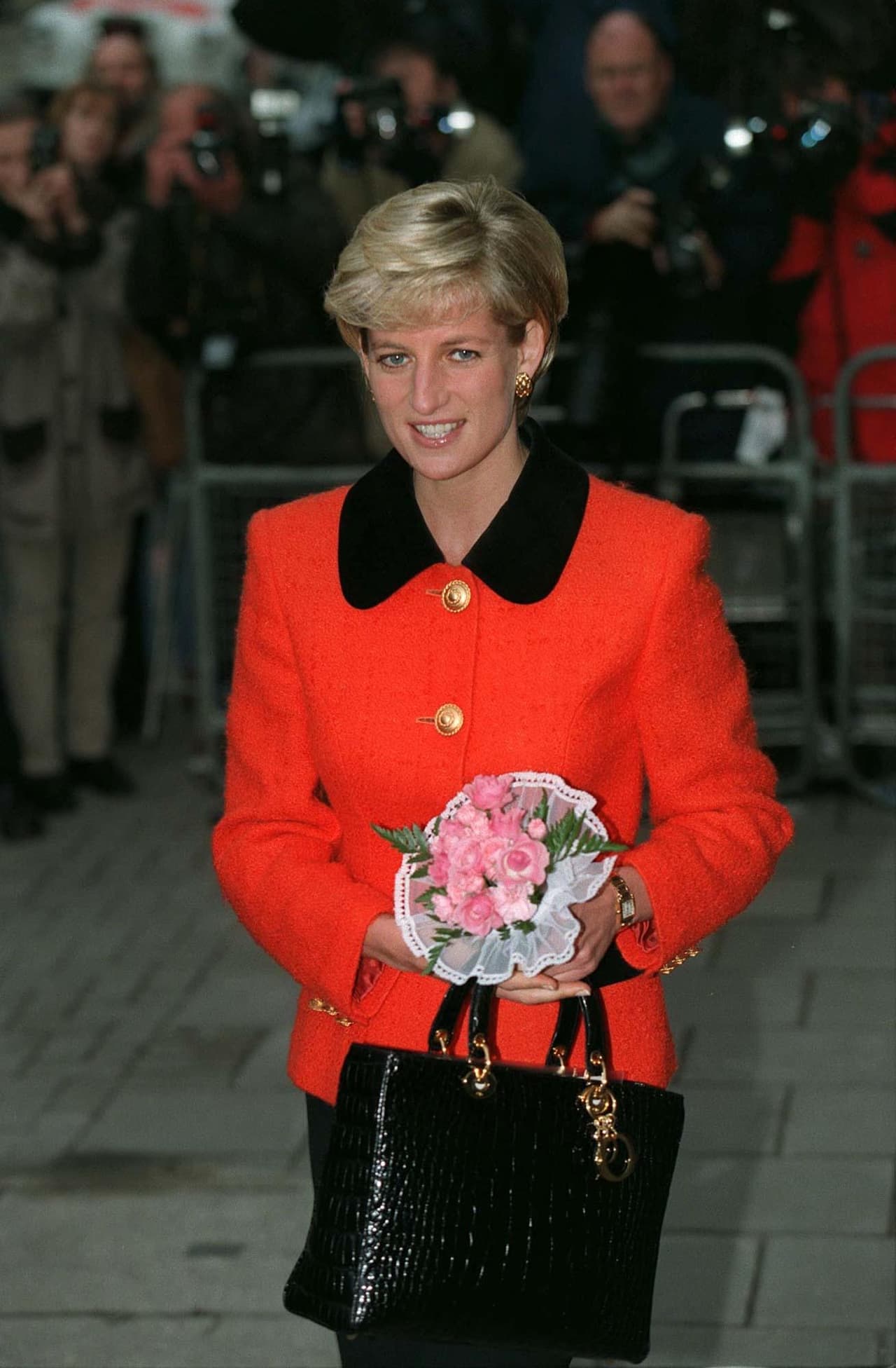 El diseñador italiano Gianfranco Ferré y su equipo creativo fueron las mentes maestras encargadas de crear este famoso bolso.