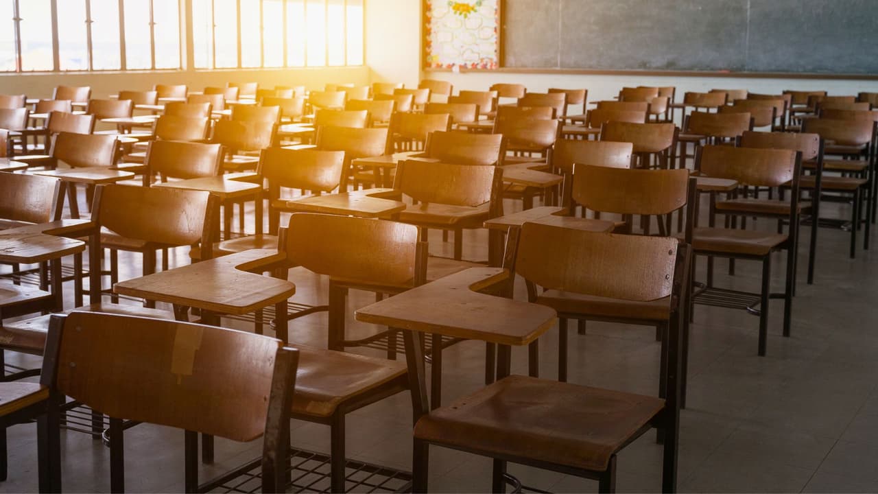 <b>El problema:</b> El 
<a href="https://www.fwisd.org/" target="_blank">Distrito Escolar Independiente de Fort Worth (Fort Worth ISD)</a> está considerando 
<b>cerrar entre 14 y 21 escuelas primarias, hasta tres escuelas intermedias y posiblemente <a href="https://westernhills.fwisd.org/" target="_blank">Western Hills High School</a></b>. Esto se debe a la falta de dinero para cubrir sus gastos.