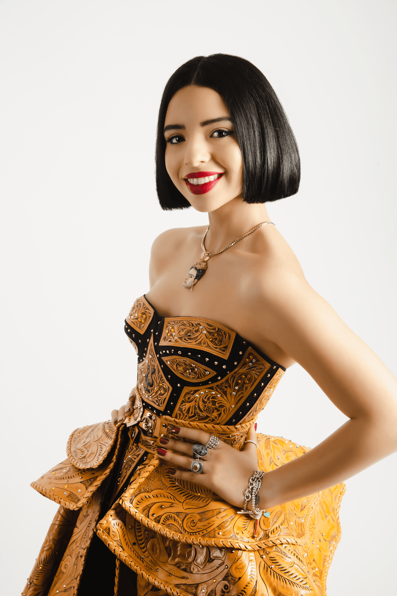 <h2 class="cms-H2-H2"><b>Ángela Aguilar</b></h2>
<br>Es una de las más jóvenes exponentes de la música regional mexicana y su gran voz es una de las más reconocidas de la industria. En esta edición de los Latin American Music Awards podría ganar el premio a 
<b>Mejor Artista – Regional Mexicano</b>.