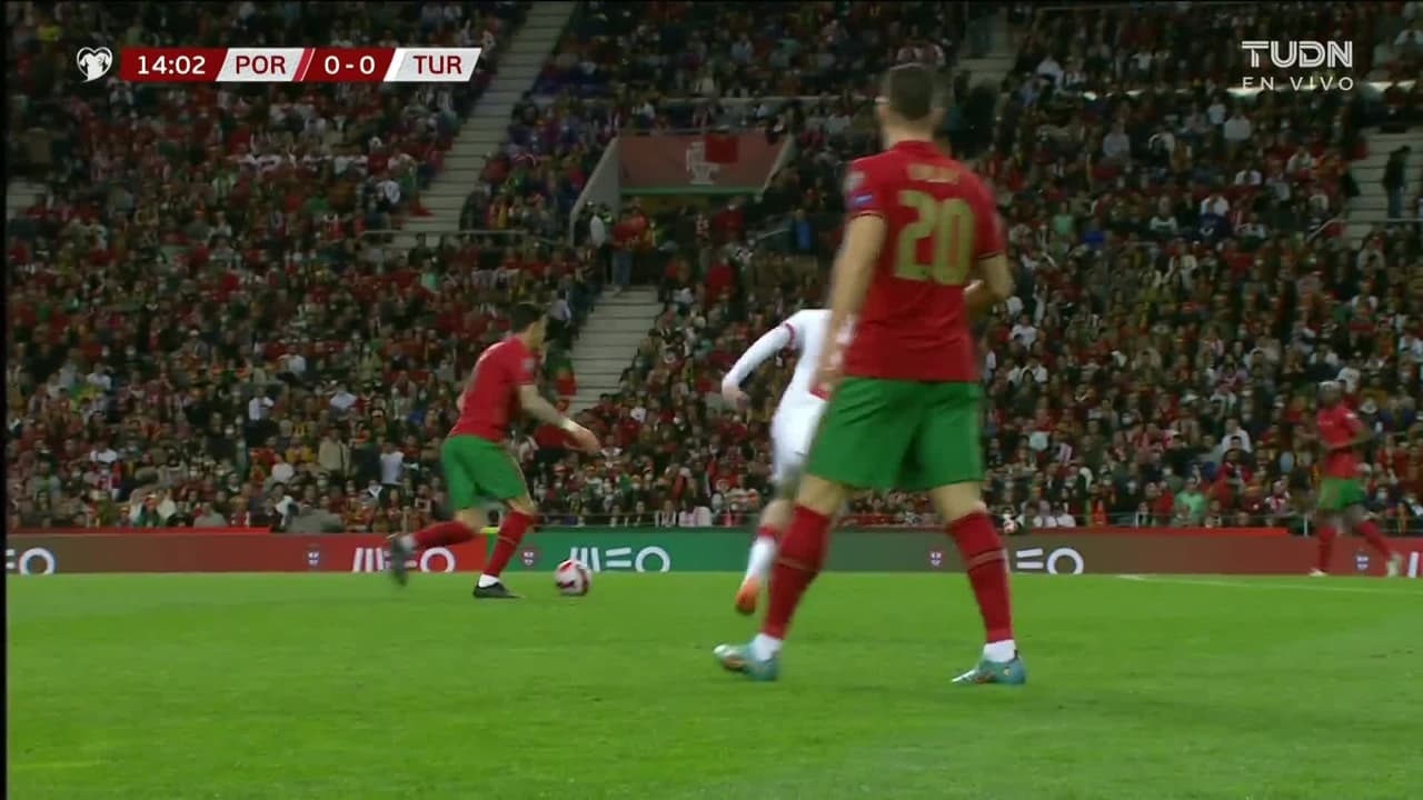 ¡GOL!  anota para Portugal. Otávio