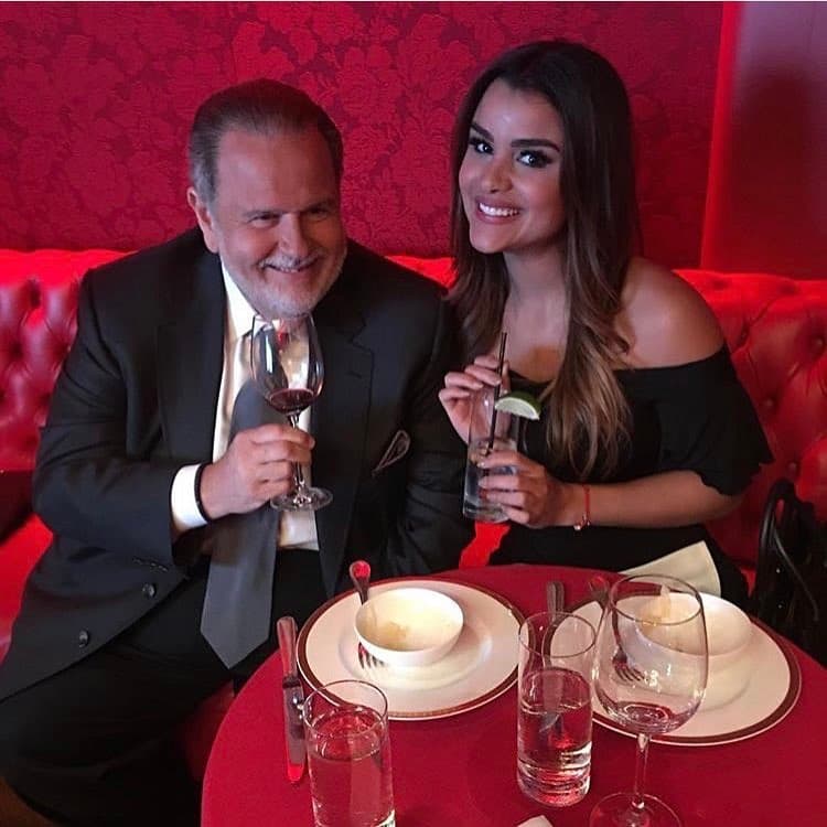 La gran amistad que existe entre ellos es tan arraigada que El Gordo considera a Clarissa como "su hija mayor".