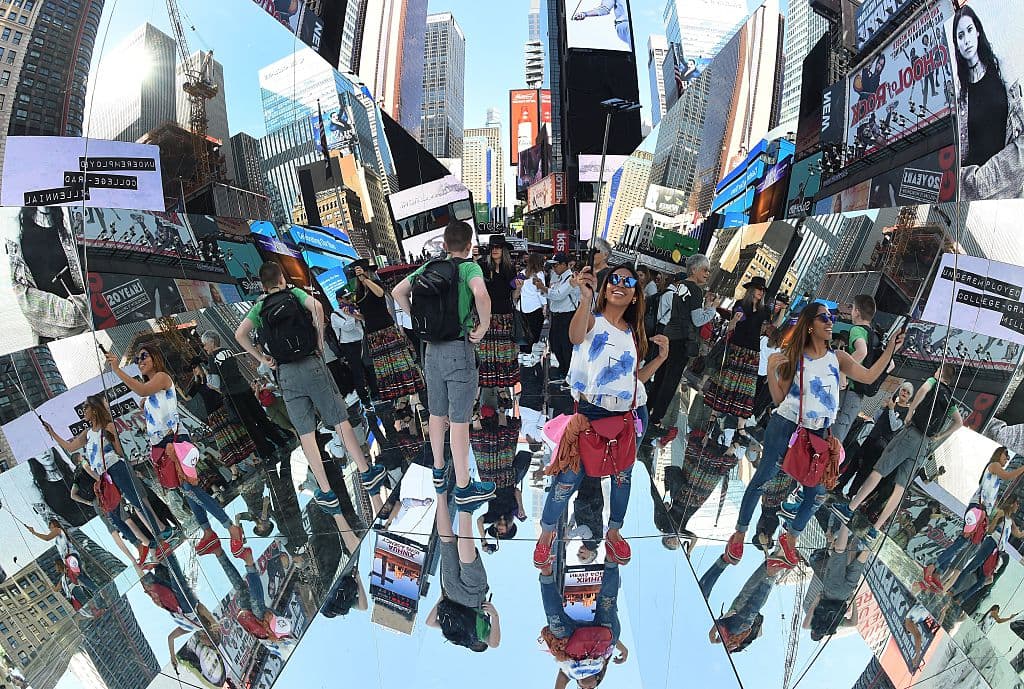 "The Beginning of the End" es la primera exposición individual en Estados Unidos de la artista cubana Rachel Valdés Camejo.