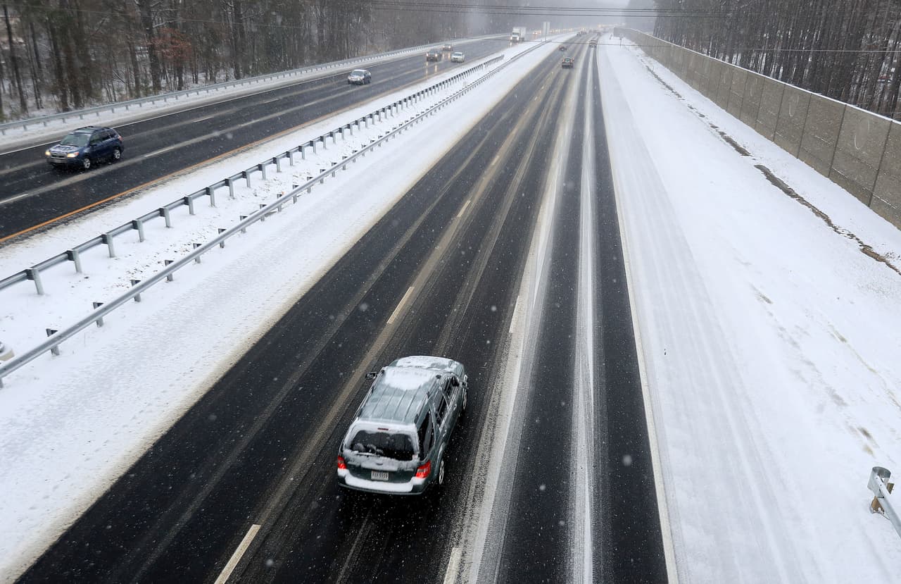 La autopista interestatal 64, en Newport News, Virginia, recién despejadas de la nieve. Muchas oficinas gubernamentales y escuelas no abrieron el miércoles 17 de enero.