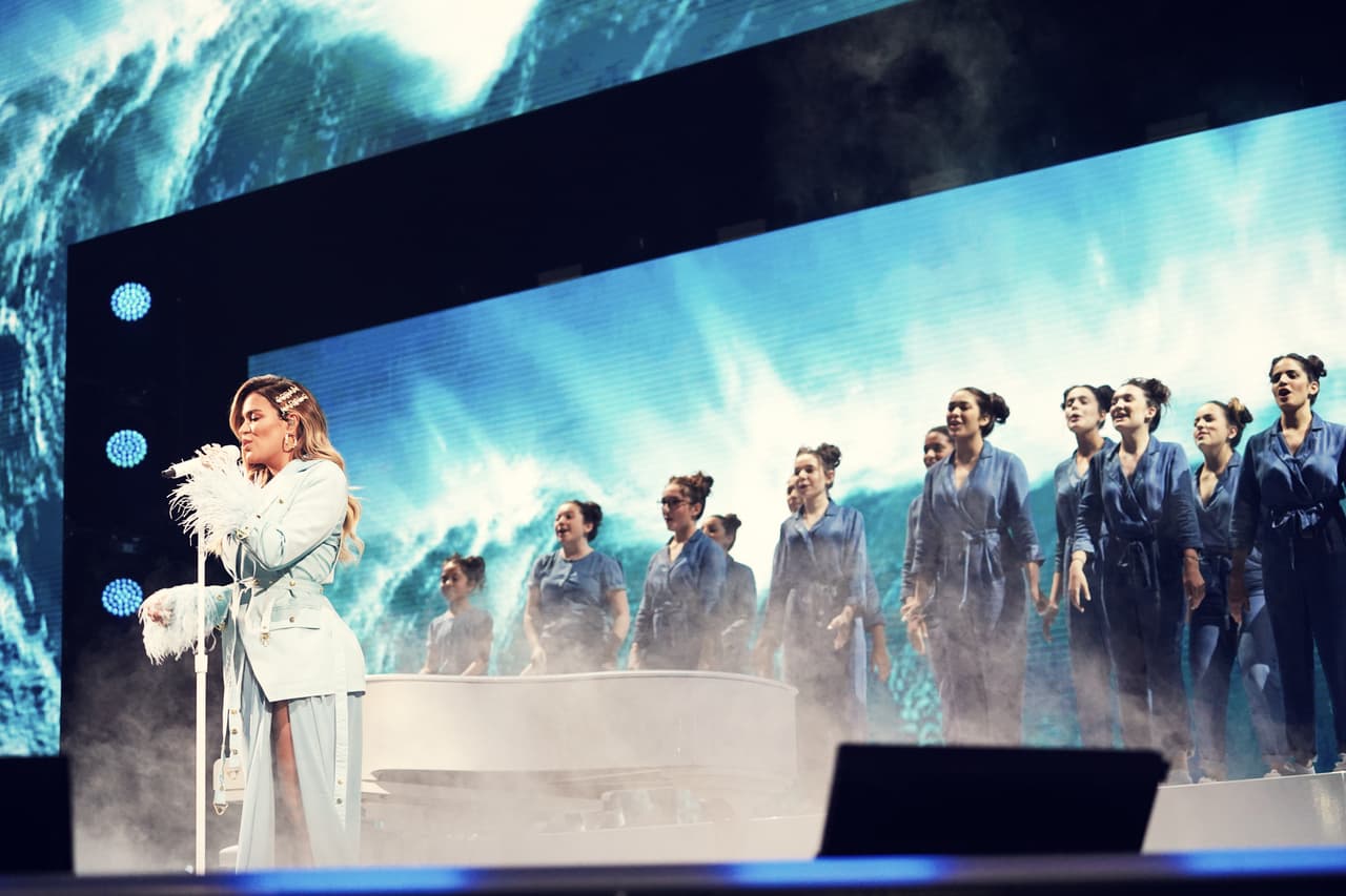 La cantante arrancó su número cantando: "Si algún día te vas de casa (de casa), yo te llevo a la NASA. Yeh, pido un cohete y voy directo por ti".