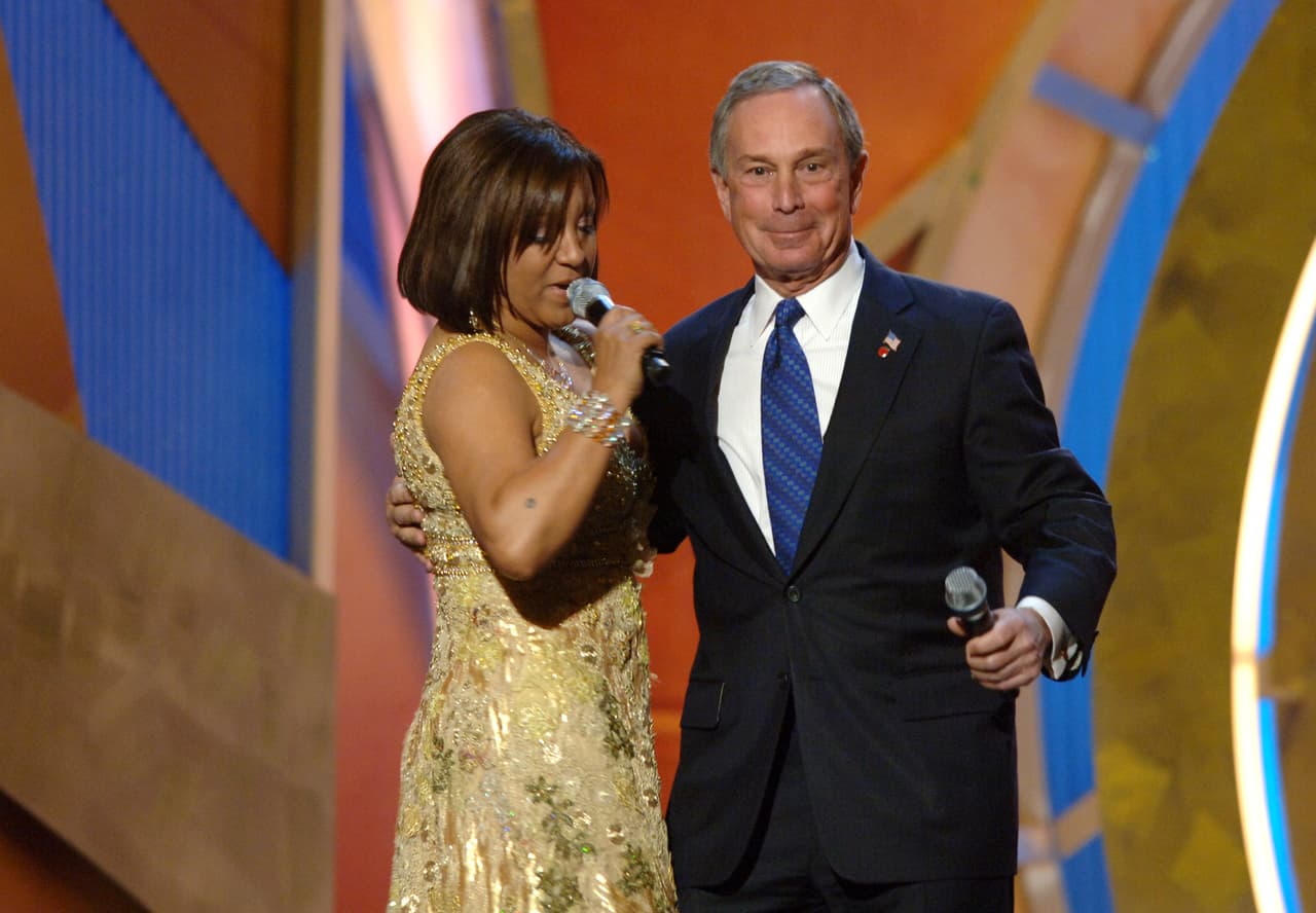 Milly Quezada y el entonces alcalde Michael Bloomberg durante su intervención en la ceremonia.