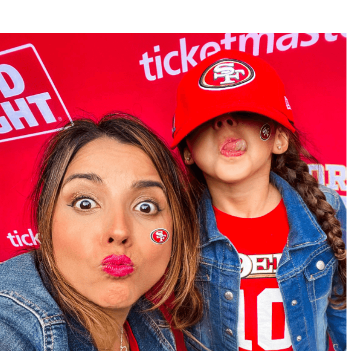 Laysan Andrews es originaria de Chile, pero desde que llegó a San Francisco es fanática de 49ers, al igual que su pequeña hija de 6 años.
<br> 
<br>