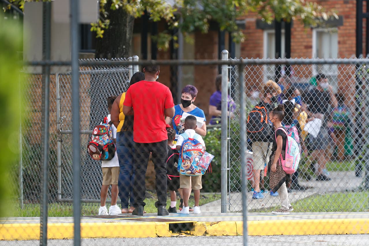 El Departamento de salud de Florida comienza a publicar los casos semanales de coronavirus detectados en las escuelas del estado. 
<br>