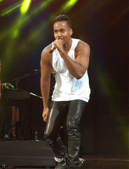 No sólo es la cadencia en su voz, si no lo bien formados que están sus músculos.