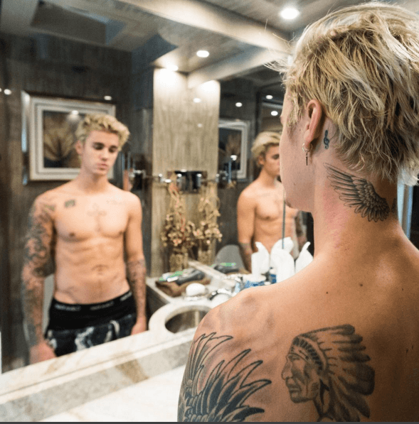 Bieber presume su cuerpo y lo bien trabajado que lo tiene.