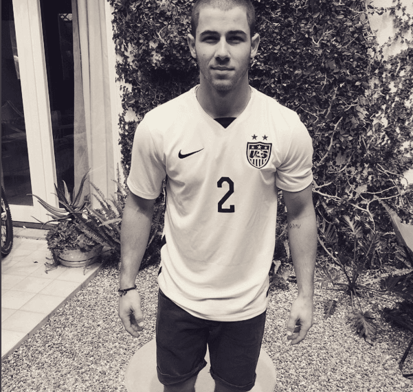 Es uno de los más seguidos por las chicas. ¿y cómo no? si este guapo está que arde.