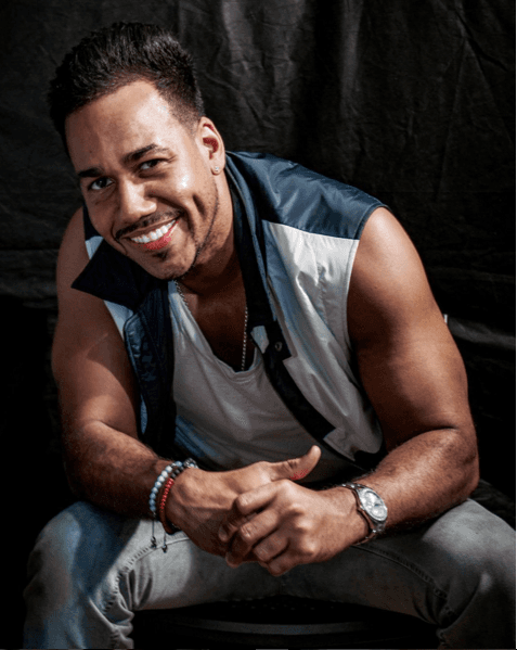 Además de tremenda sonrisa. ¡Él es todo un guapo!