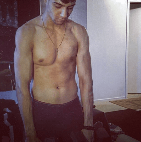 Ufff! Este chico tiene un súper cuerpazo.