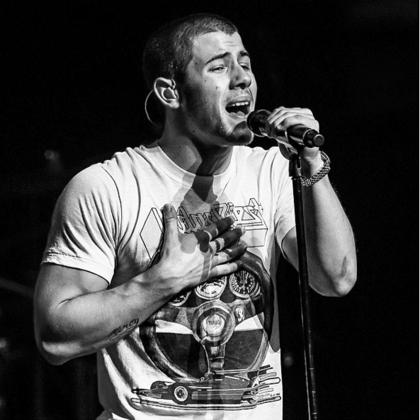 En serio que se esfuerza en el gimnasio para lograr esos tremendos músculos.