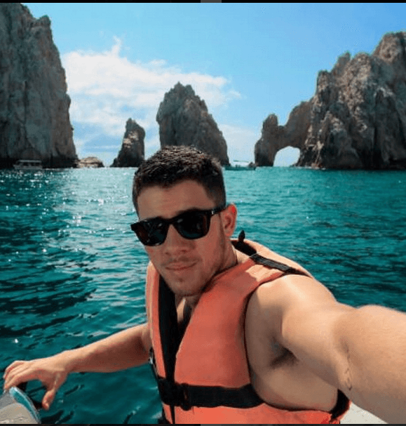 Nick Jonas es otro de los que se integran en esta lista por que además de tener una carita súper cute, se carga un cuerpo muy hot.