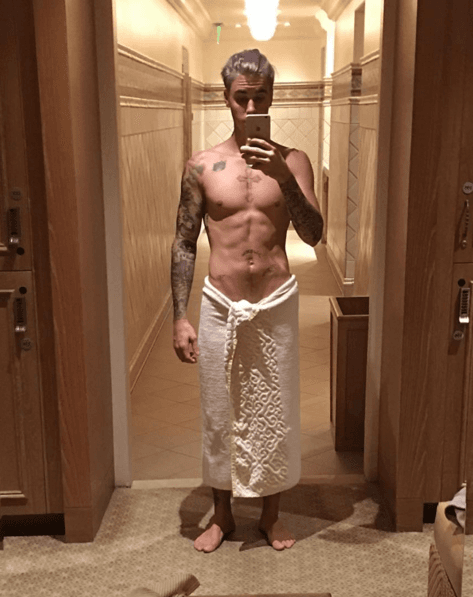 Ufff! Este chico en verdad tiene un abdomen impresionante.