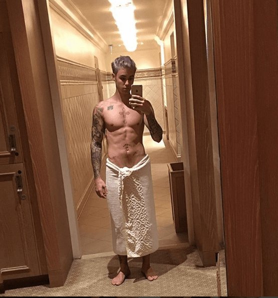 Nos queda claro por qué enloquece a cada chica que se cruza por su vida.