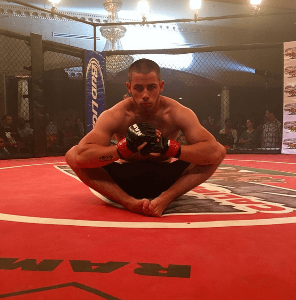 ¡Qué brazos! Nick se preocupa muchísimo por hacer ejercicio.