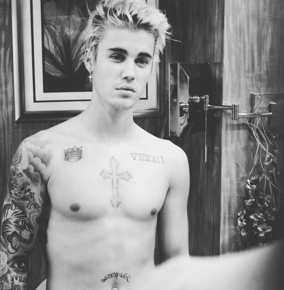 Sin duda este chico está muy confiado de su cuerpo con sus bien armadas abs.