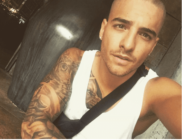 Además de tener unos brazos muy bien torneados, los lleva cubiertos con tatuajes.