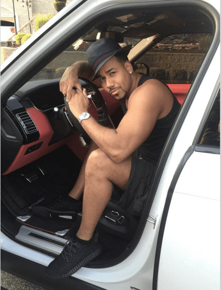 Este muchachón se pasa horas haciendo ejercicio para lograr la musculatura que tiene.