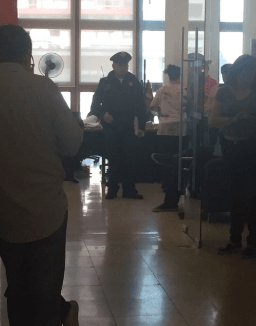 Fuerte vigilancia policial impide la entrada a la sala en la cual Julián Gil y Marjorie de Sousa presentarán sus pruebas, uno contra el otro.