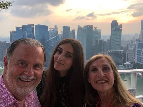 "En el piso 57 de la Marina cenando en Lavo con la mejor vista de esta increíble ciudad de Singapur en el sureste de Asia", escribió.