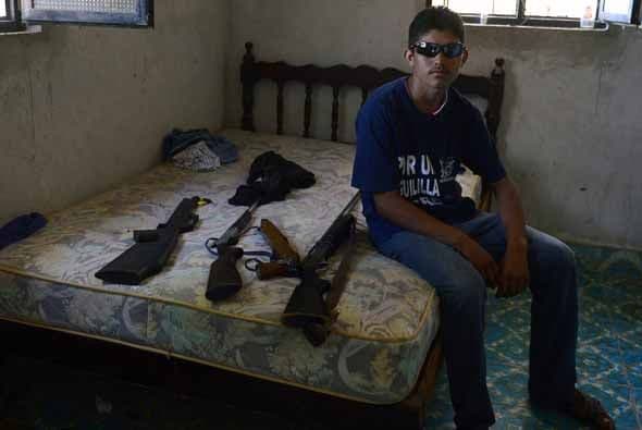 La violencia no da tregua en Michoacán en donde comunidades enteras se han sumado a la lucha. A continuación les presentamos imágenes de los grupos armados de autodefensa en Michoacán conformados por pobladores de la comunidad La Nopalera.