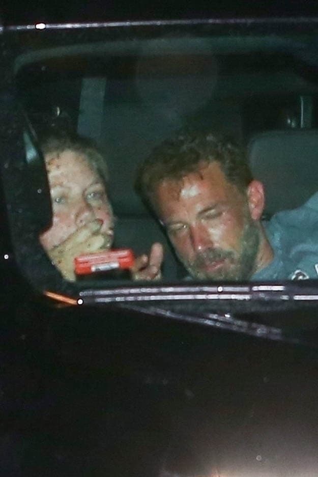 <b>"Ben Affleck necesita una siesta"</b>, tituló el portal TMZ en Twitter al compartir algunas de estas imágenes en donde Ben Affleck luce "absolutamente agotado" tras la celebración de sus nupcias. 
<br>