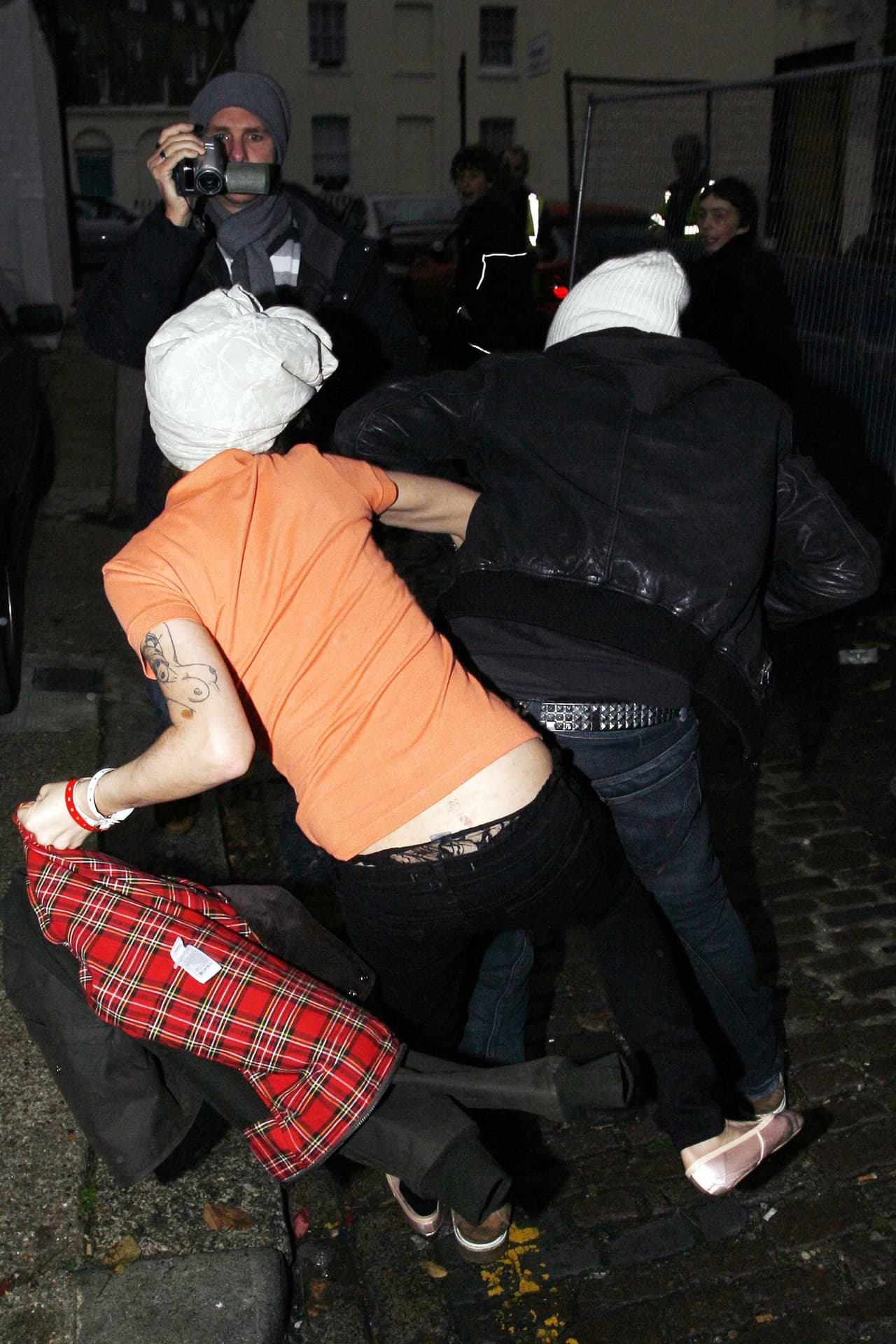 ¿Sabes quién es esta cantante que agarró a bolsazos a un fotógrafo en Londres?