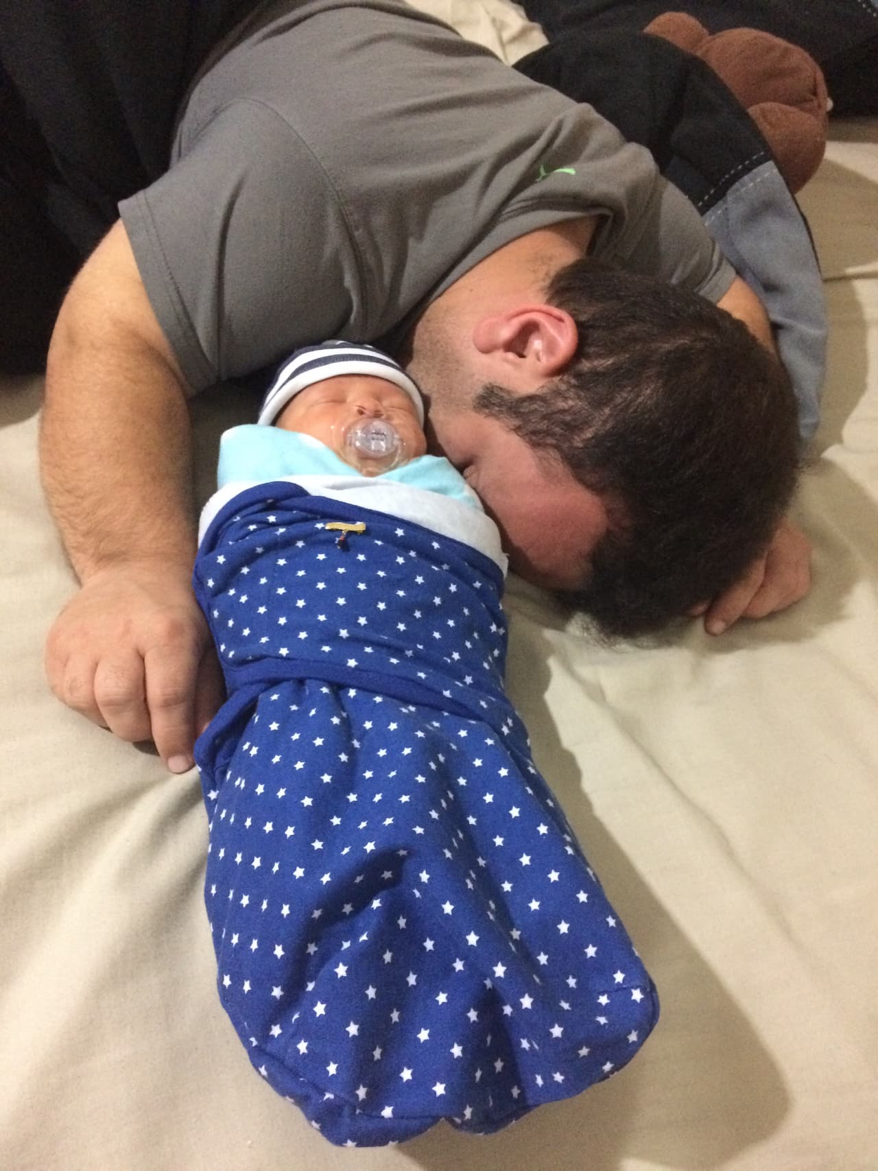 Silvia, la esposa de Carlitos, incluso nos comentó que ni ella sabe cuál de los dos es más dormilón pero a juzgar por esta imagen, nos atrevemos a decir que ambos están al mismo nivel.
<br>
<br>